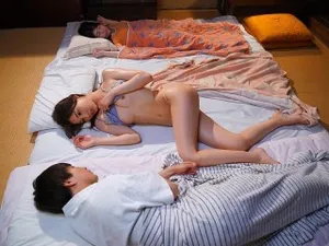 Con đĩ chơi với dương vật của bạn chồng 4K