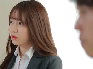 Cô gái trẻ trong sáng giá trị cao mới đến và bạn trai của cô ấy quan hệ tình dục, trang phục gợi cảm, cảnh quay cận cảnh và tư thế chó, âm hộ không lông, hậu môn gợi cảm